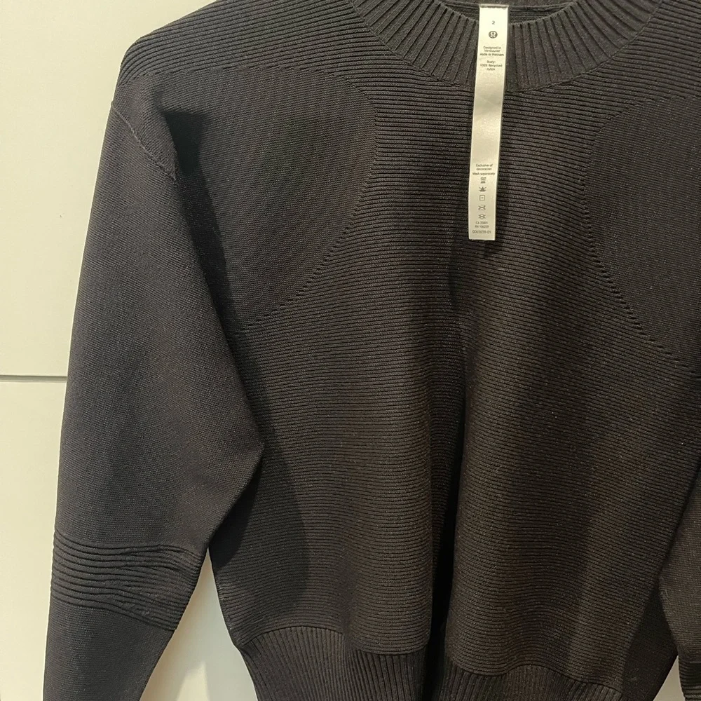 NWOT lululemon sweater size 2 - Picture 2 of 3